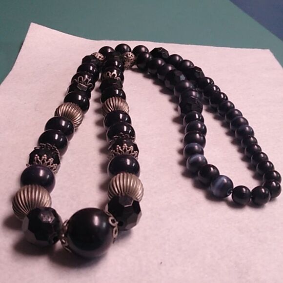 Elegant Black and Silver Graduated Beaded Necklace Grandmacore Cottagecore - Picture 3 of 7